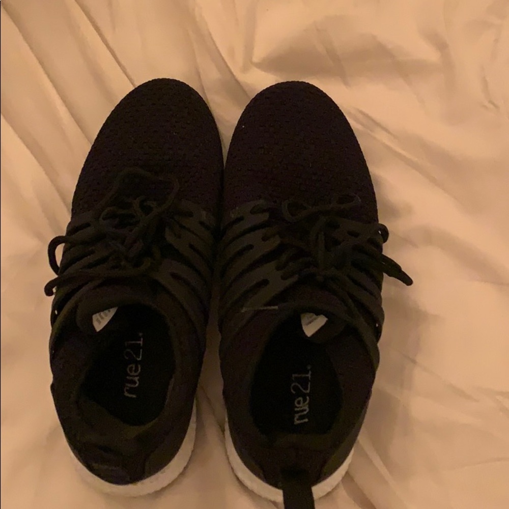 black gym shoes